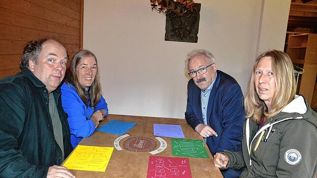Gert Ploeg, Martina Thoma-Steininger, Bürgermeister Thomas Kaiser und Kerstin Krebs (von links) besprechen das Konzept des ...