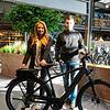 Sabrina Carlini, Leitung Key Account Management Schwarzwald bei ONE, und Markus Blust, Geschäftsführer des Fahrrad Center Singer in ...