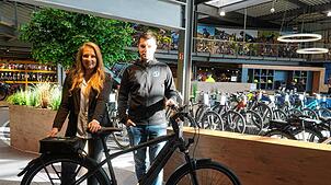 Sabrina Carlini, Leitung Key Account Management Schwarzwald bei ONE, und Markus Blust, Geschäftsführer des Fahrrad Center Singer in ...