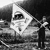 Stolz präsentiert Emil Schubert die Vereinsfahne beim 30. Geburtstag des KSV im Jahr 1955. Foto: Tennenbronner Heimathaus