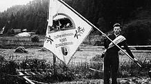 Stolz präsentiert Emil Schubert die Vereinsfahne beim 30. Geburtstag des KSV im Jahr 1955. Foto: Tennenbronner Heimathaus