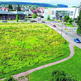 Auf dieser Wiese standen einmal die Alte Tonhalle von Villingen. Jetzt wird bei der Vermarktung ein neuer Anlauf gemacht.