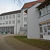 In welcher zeitlichen Abfolge die Gretser-Grundschule (im Bild) saniert und die Pläne für einen Schulneubau im Süden der Stadt ...