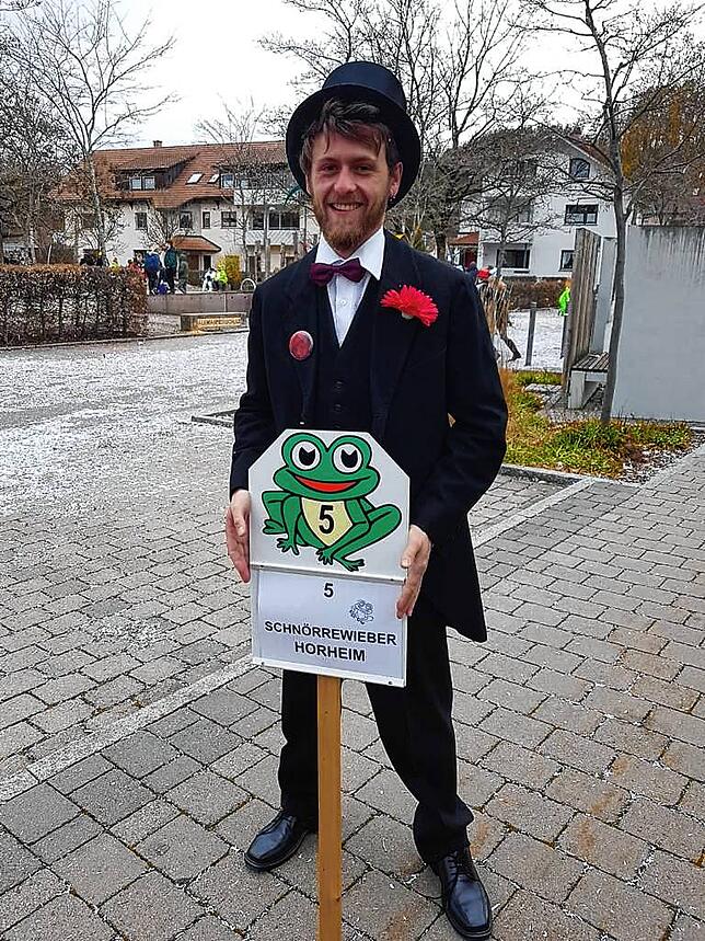 Der Zeichner des coronakonformen Fasnachtskalenders 2021 Markus Meßmer. Als Beisitzer der Narrenzunft Frösche wollte er auch dieses Jahr ...