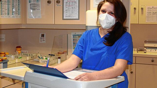 Linda Schumpp arbeitet seit drei Jahren im Krankenhaus Stockach. Sie betreut in einem Isolierbereich auch Covid-19-Patienten.