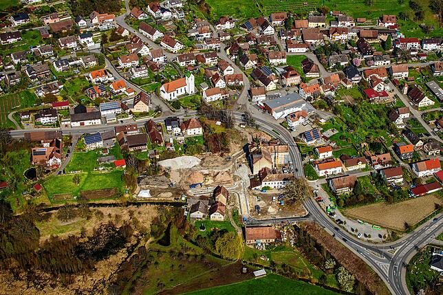 Die Baustelle und Areale bei der ehemaligen Schlossbrauerei in Espasingen Ende März 2023: Links unten ist der verlandete Eisweiher zu sehen.