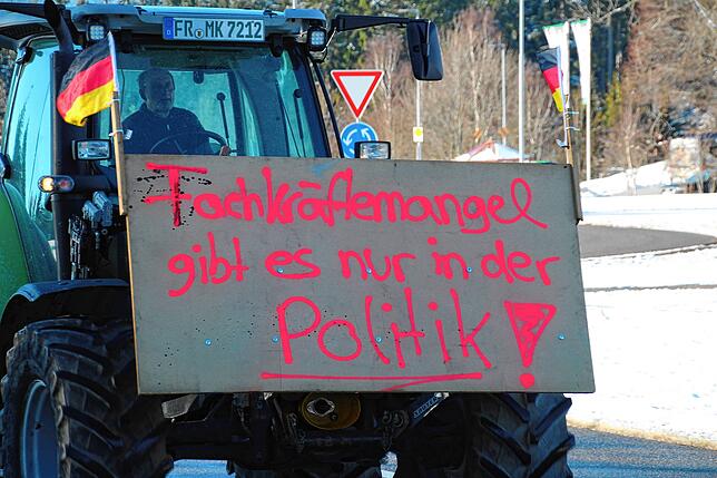 Bild 13: Bauern protestieren gegen Sparpläne: Bilder vom Traktorkorso zur Brauerei Rothaus