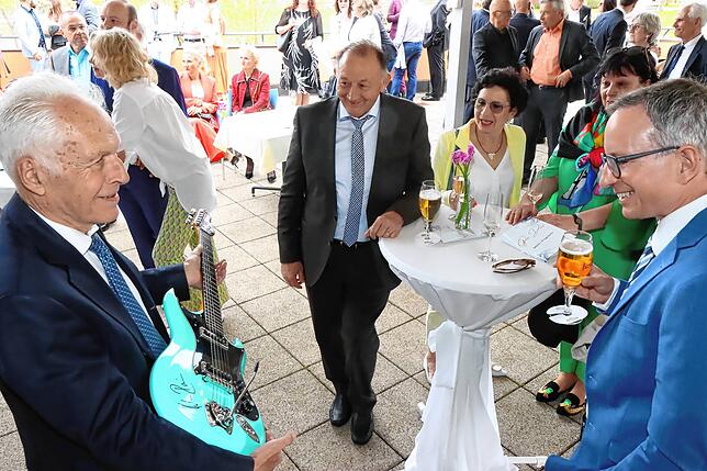 Die von Sänger Matthias Reim gespendete und signierte Gitarre wird vor der Versteigerung eingehend bewundert.