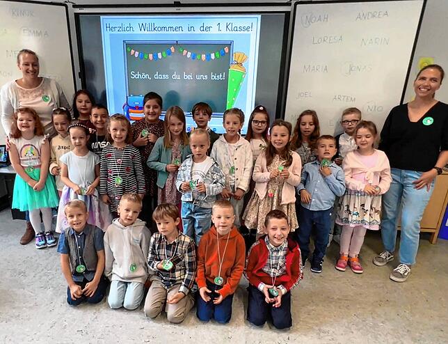 Die Klasse 1b der Scheffelschule Rielasingen mit ihren Klassenlehrerinnen Wiebke Speiermann (links) und Miriam Stern (rechts).