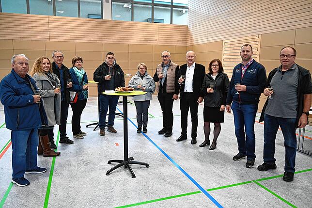 Einige interessierte Bürger und mehrere besondere Gäste konnte Bürgermeister Thomas Schäuble bei der Eröffnung der Gemeindehalle ...