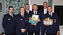 Freude über die Verleihung des Ehrenzeichens in Gold für 40 Jahre aktiven Feuerwehrdienst an Andreas Weißer (vierter von links) und ...