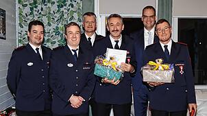 Freude über die Verleihung des Ehrenzeichens in Gold für 40 Jahre aktiven Feuerwehrdienst an Andreas Weißer (vierter von links) und ...