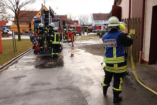 Bild 23: Die Bilder zum Feuerwehreinsatz in Allmendshofen: Eine defekte Heizung beginnt zu brennen