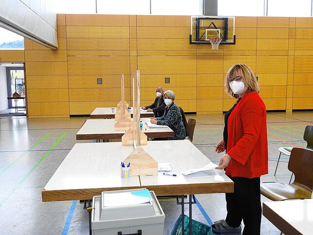 Unter strikter Einhaltung der Corona-Bestimmungen arbeiteten Gabriele Schäuble (vorne) und ihre Wahlhelferkollegen in der ...