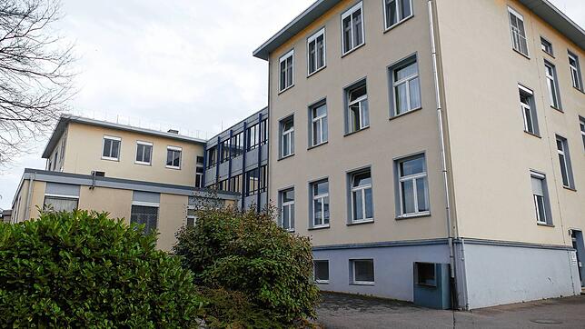 Das Kreiskrankenhaus Schopfheim soll noch in diesem Halbjahr die Abteilungen Innere Medizin und die Chirurgie nach Rheinfelden abgeben. ...