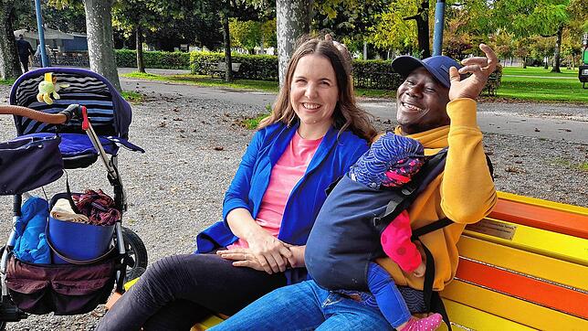 Der gebürtige Nigerianer Eddy Olawumi und seine Frau Sara lachen viel gemeinsam. Sie bräuchten dafür Deutschlands wohl erste Humorbank ...