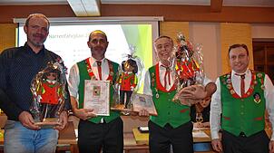Im Bild von links Christian Albert, Andy Ettwein und Winfried Seemann. Sie werden von Fischbachs Zunftmeister Christoph Droxner schweren ...