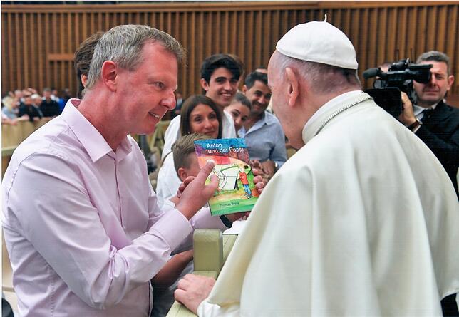Der Böhringer Ortschaftsrat und Kinderbuchautor Thomas Welte erläutert Franziskus, dass in seinem Buch der Papst Karate kann.