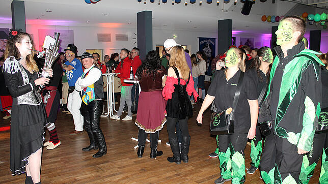 Bei der Eröffnung der Fastnacht der Narrenvereinigung Kleggau in der Blumberger Stadthalle herrscht bei fetziger Musik eine tolle Stimmung.