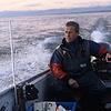 Noch im ersten Morgenlicht geht es zurück ans Ufer. Hinter Stefan Knoblauch liegt kein guter Fang an diesem Morgen.