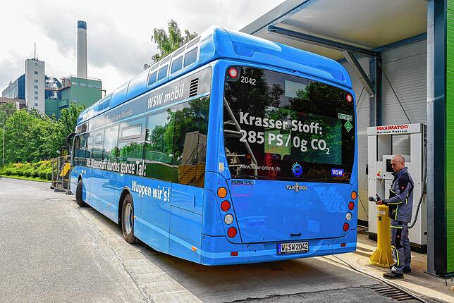 Busse, die mit Wasserstoff fahren, könnten in Zukunft in vielen Städten dazugehören, wie hier in Wuppertal.