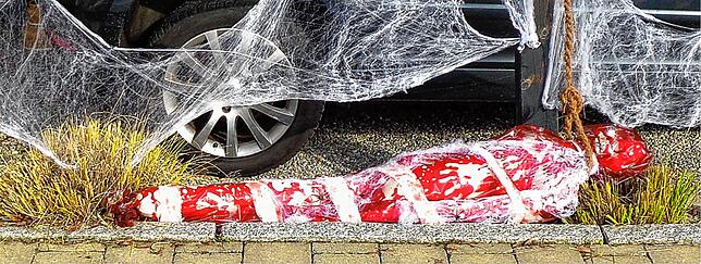 Gerade die in einem Sack verpackte unechte „Leiche“ sorgt bei Nachbarn des Halloween-Hauses für Diskussionen. Die Polizei sagt aber: ...