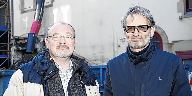 (Archivbild von November 2024) Christian Stadler (links) und Architekt Christoph Bergerstehen vor dem Stadlerhaus in der Zollernstraße, ...