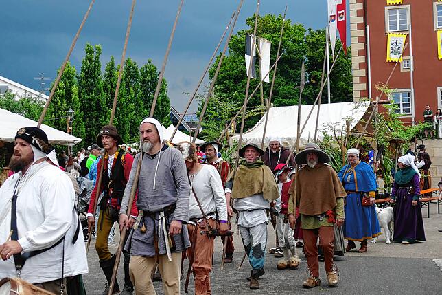 Beim großen Aufmarsch zur Markteröffnung am Samstag zogen dunkle Wolken auf, was allerdings nicht an der historischen Gruppe „Der ...