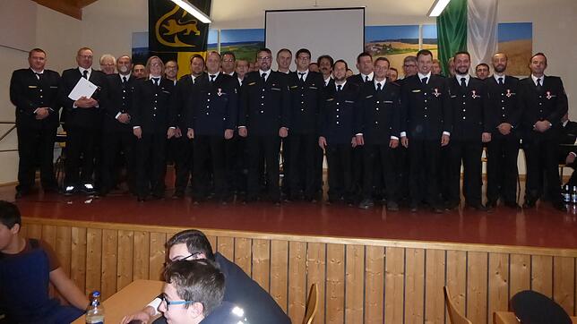 So viele Ehrungen gab es bei der Blumberger Feuerwehr noch nie. Grund ist das neue Ehrenzeichen des Landes. Für 40 Jahre wird Dietmar ...
