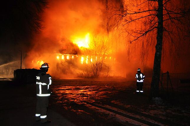 Insgesamt waren bei dem Brand Feuerwehrleute aus neun verschiedenen Wehren im Einsatz.
