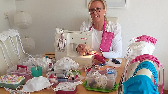 Judith Schreiber aus Hoppetenzell versucht sich abends und am Wochenende im Nähen von Hygiene-Mundschutzmasken. Bild: Privat