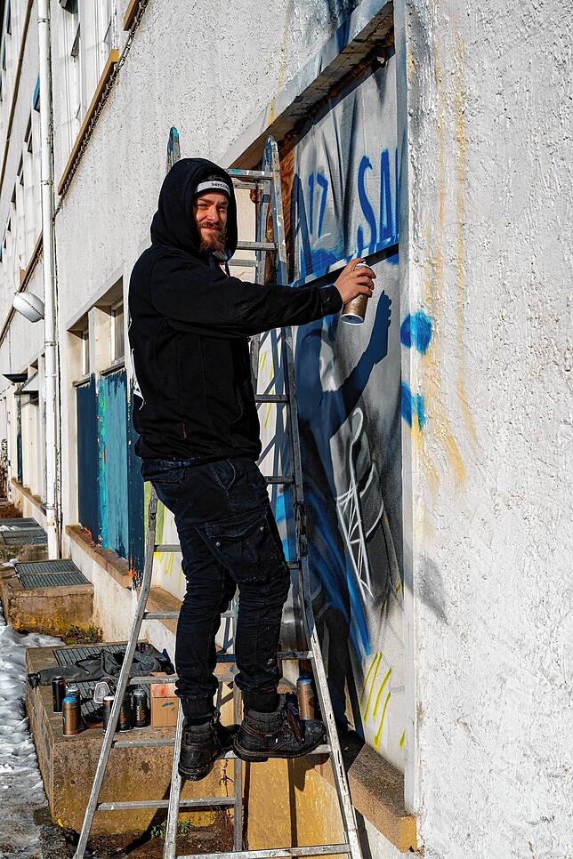 Jonas Fehlinger beim Sprühen.
