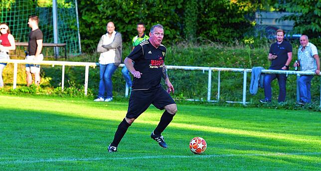 Bild 26: Zwölf Tore fallen beim Derby der Legenden in Rheinfelden &ndash; und wir haben die Bilder!