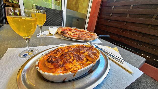Als Hauptspeise gab es Tortellini al Forno und Pizza Calabrese mit Zwiebeln. Beide Redakteure haben Apfelschorle getrunken.