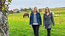 Alexandra Chevalier (links) und Ulrike Utz begleiten trauernde Menschen. An Allerseelen bieten sie eine Impuls-Wanderung an.