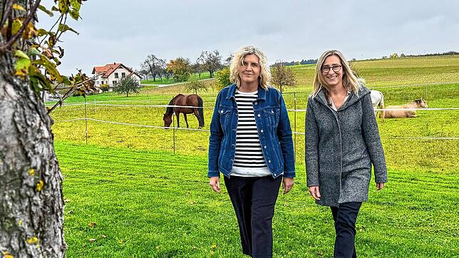 Alexandra Chevalier (links) und Ulrike Utz begleiten trauernde Menschen. An Allerseelen bieten sie eine Impuls-Wanderung an.