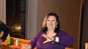 Mit viel Begeisterung und Schwung leitet Maria Grigorenko die Proben mit dem Kirchenchor Bernau. Bild: Christiane Sahli