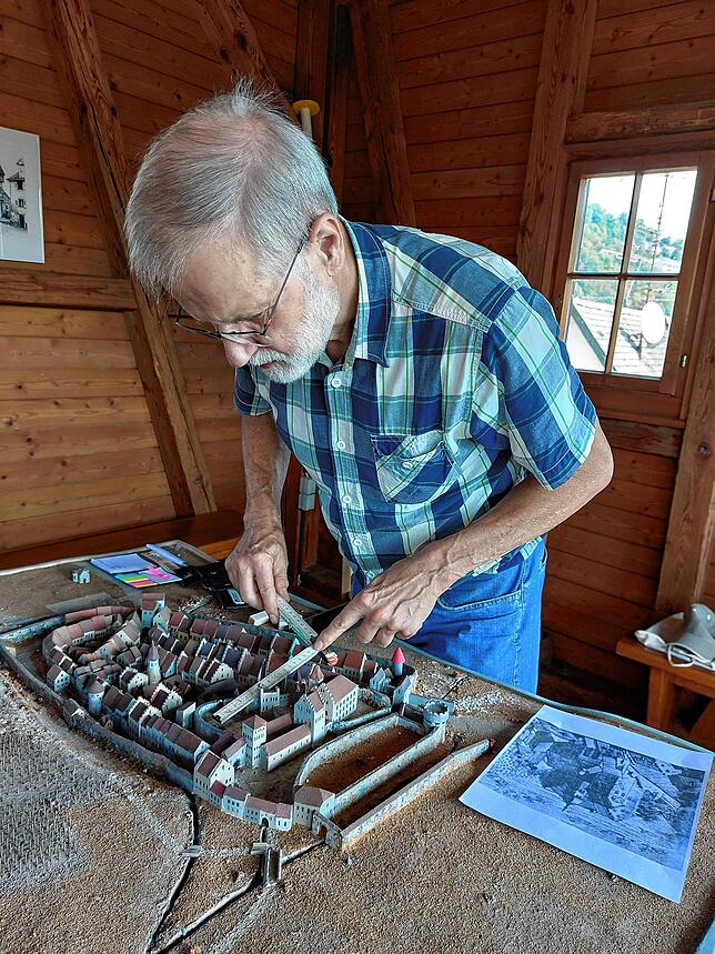 Modellbauer Klaus Michalski vermisst das Stadtrelief auf dem Storchenturm, um das neue Kirchenmodell optisch besser einfügen zu können.