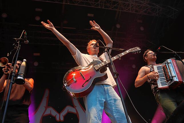 Bild 17: Bilder der großen Party mit den Fäaschtbänklern im Salemer Schlosspark