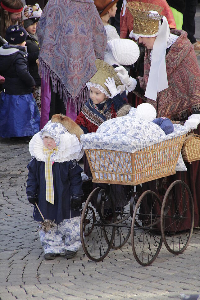 Bild 12: Bilder vom großen Kinderumzug von oben – Teil 1