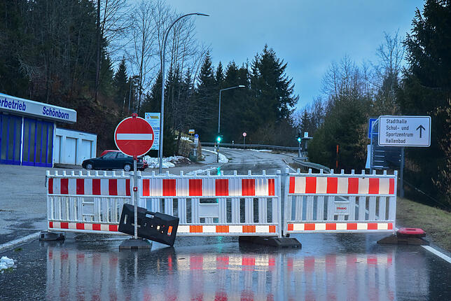 Zahlreiche Straßen in und um St. Georgen, die durch Waldstücke führen, wurden gesperrt. Der Ortsteil Langenschiltach war am Vormittag ...