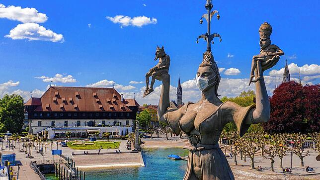 Bild : &bdquo;Wir wollten den Konstanzern ein Lächeln ins Gesicht zaubern&ldquo;: Die selbst ernannten Aktionskünstler &bdquo;Die Päpstin&ldquo; äußern sich zu ihrer Masken-Aktion an der Imperia in Konstanz