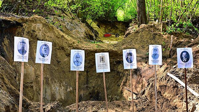 Während der Sondierung im April: Bilder von gefallenen deutschen und französischen Soldaten an der Grabungsstelle am Winterbergtunnel.