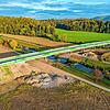 Die fertige Wutachbrücke: Grüne Wände schirmen den Straßenabschnitt auf der Brücke nach außen ab.