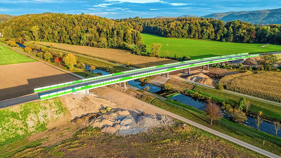 Die fertige Wutachbrücke: Grüne Wände schirmen den Straßenabschnitt auf der Brücke nach außen ab.