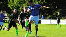 3:0 besiegten die Spfrde Owingen-Billafingen (Johannes Grau beim Kopfball) den FC Steißlingen (Julian Pierre Damisch).