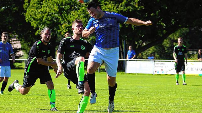 3:0 besiegten die Spfrde Owingen-Billafingen (Johannes Grau beim Kopfball) den FC Steißlingen (Julian Pierre Damisch).