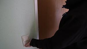 Immer wieder klingeln falsche Handwerker an den Wohnungen und Häusern oft älterer Menschen. Sie haben es auf Geld, Schmuck und andere ...
