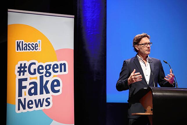 Bild 15: Volles Haus bei „Klasse!“-Veranstaltung in Singen: 850 Schüler lernen Umgang mit Fake News