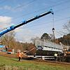 Die neue Rohrbrücke, die die Ortsmitte mit dem Sportplatz verbindet, wird eingebaut. Ein Kran bringt die Stahlkonstruktion in die ...